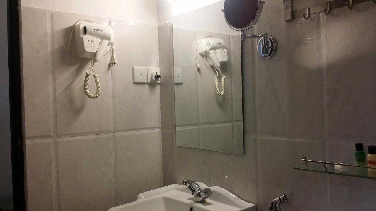 Maple Leaf Hotel Негомбо Экстерьер фото